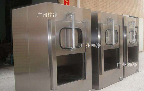 傳遞窗廣泛應用于微細科技、生物實驗室、制藥廠、醫院、食品加工業、LCD、電子廠等等一切需要空氣凈化的場所。