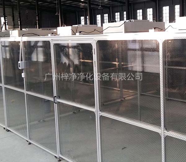 潔凈棚采用工業鋁材（或不銹鋼方通、鐵方通噴塑）作為框架，風機濾網機組（FFU）送風，四周懸掛防靜電垂簾（或鋼化玻璃），其內部凈化級別可達到100-10000級。