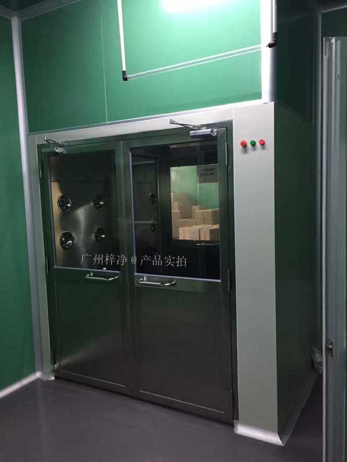 風(fēng)淋室（又名空氣浴塵室、風(fēng)淋房、風(fēng)淋門、空氣吹淋室、AIR SHOWER，風(fēng)淋設(shè)備，風(fēng)淋機之類）