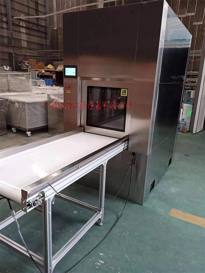 輸送帶傳遞窗還可吹淋被傳遞物品的表面，防止物品可能攜帶塵埃進(jìn)入潔凈室。