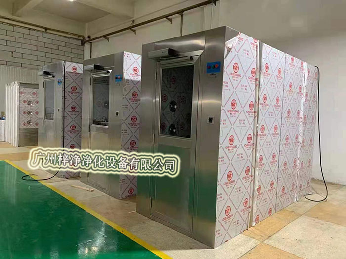 風淋室通過高速氣流將塵埃吹離工作人員的衣物和頭發，有效降低了進入潔凈室內的塵埃量，從而維護了潔凈室內的空氣質量。