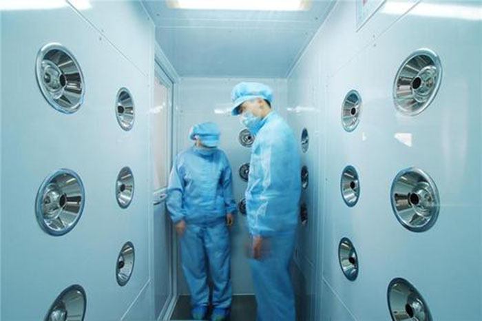 進入風淋室前，應佩戴專用鞋套和帽子，鞋套應與地面接觸面完全覆蓋，帽子則應能覆蓋頭發(fā)，防止頭發(fā)飛揚。