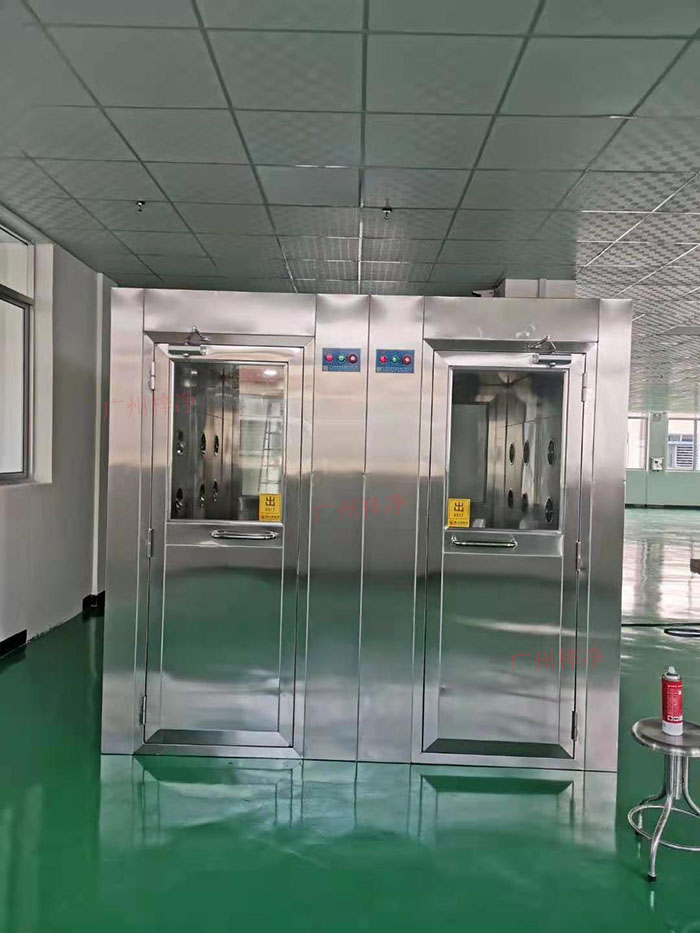 風(fēng)淋室主要功能是通過(guò)快速氣流的作用，去除人員和物料表面攜帶的塵埃和微生物，以確保進(jìn)入潔凈室的人員和物料不會(huì)污染車(chē)間環(huán)境。
