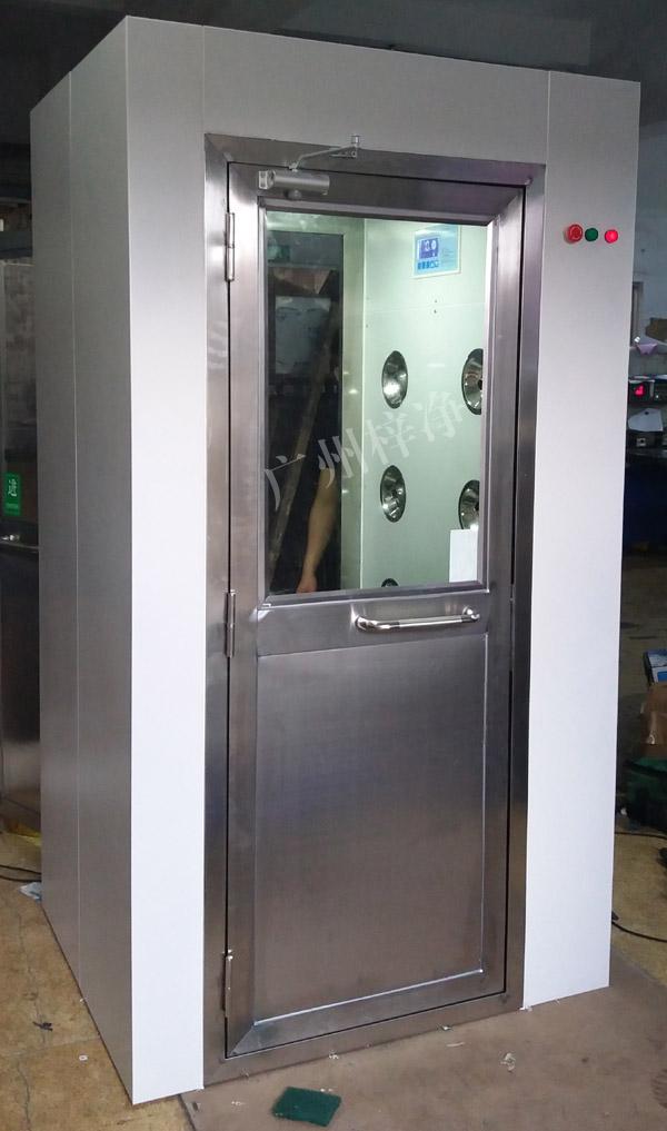 1200型風淋室是進入潔凈室所必需的通道，可以減少進出潔凈室所帶來的污染問題。